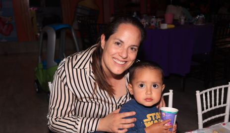  Mariana González con su hijo Javier.