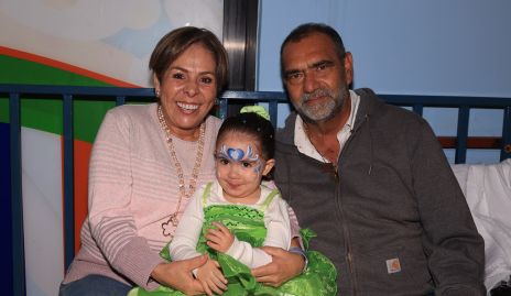  Laura Lorca y José Lorca con su nieta Isabella Gordoa .