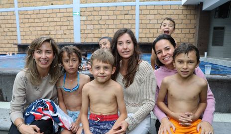  Ale Arredondo, Juan Carlos Flores y Joaquín Rivera con sus mamás Michelle Mendoza, Ale Díaz Infante y Mónica Estrada.