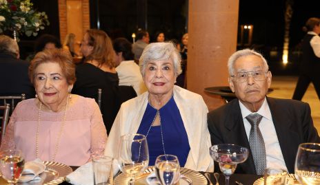  Adriana Colores, Angelina Colores y Roberto.