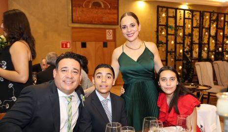  Emmanuel Guevara y María Rodríguez con sus hijos Salvador y Cristina.