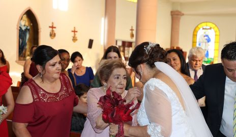  Adriana Guevara, Adriana Colores dando la bendición a su hija Sandra.