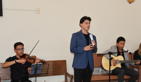  Los hermanos Pérez Meaza cantaron en la misa.
