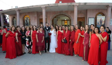  Los novios con las amigas de Sandra.