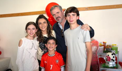  Alejandra Dip y Mario Güemes con sus hijos Paulina, Alejandro y Mario.