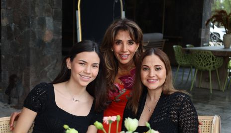  Cecilia de los Santos, Gianna y Jaquelina Echegaray.