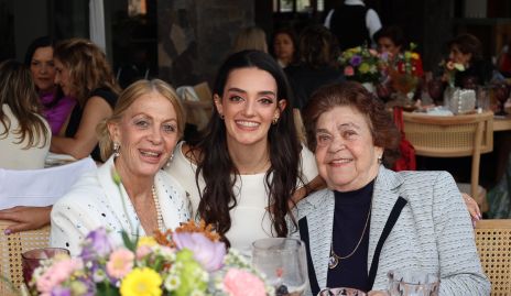  La novia con sus abuelas, Carolina Ocaña, Andrea Abud y Tití Nava.