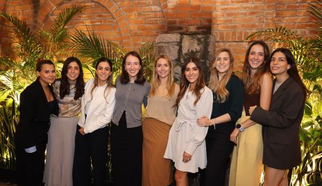  Car con sus amigas.