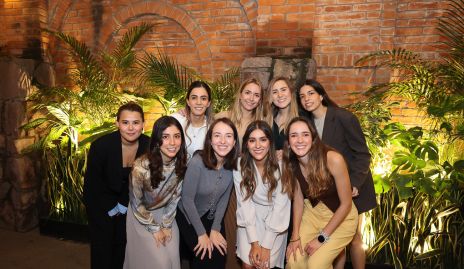  Car con sus amigas.