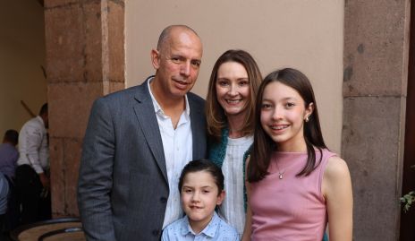  Miguel Apezteguía y Gaby Cardozo con sus hijos José Miguel y Daniela.