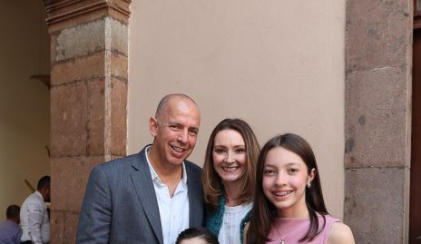  Miguel Apezteguía y Gaby Cardozo con sus hijos José Miguel y Daniela.