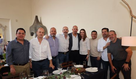  Miguel Apezteguía con su esposa y sus amigos.