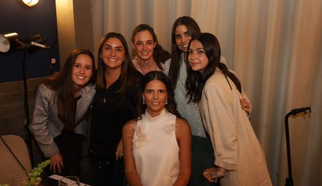  Ana Pau de la Fuente con sus amigas.