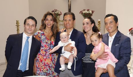  José Agustín Castillo, Cecilia de los Santos, Roberto de la Rosa, Ximena Castillo y Luis Manuel de la Rosa con Pablo y Jimena.