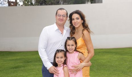  Christian Almazán y Fernanda Castillo con sus hijas Macarena y María Pía.