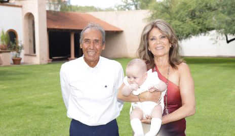 Manuel de la Rosa y Leticia Rojas de de la Rosa con su nieto Pablo.