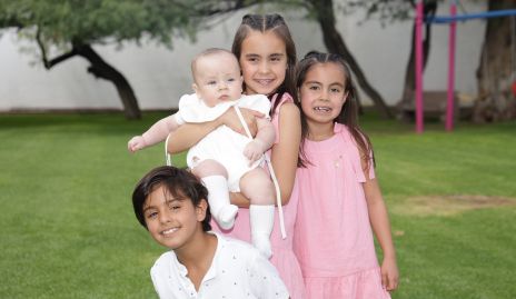  Diego Cortés, María Pía y Macarena Almazán con Pablo.
