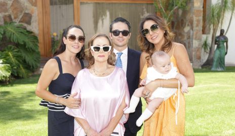 Maricarmen López con sus hijos Ximena, José Agustín y Fernanda Castillo y su nieto Pablo.