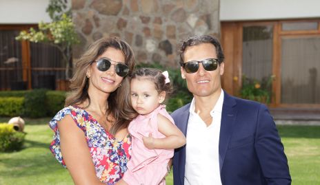  Cecilia de los Santos y Roberto de la Rosa con su sobrina Jimena.