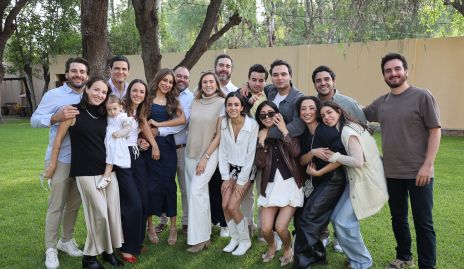  Cayita Rodríguez con su novio Carlos Fonseca y sus amigos.