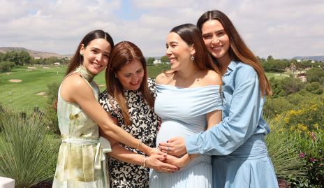 Cristina Gálvez con sus hijas Paola, Michell y Anasty Cano.