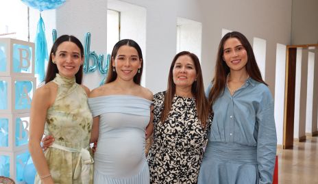  Cristina Gálvez con sus hijas Paola, Michell y Anasty Cano.