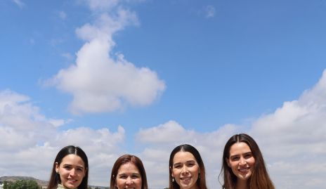  Cristina Gálvez con sus hijas Paola, Michell y Anasty Cano.