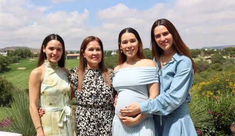  Cristina Gálvez con sus hijas Paola, Michell y Anasty Cano.