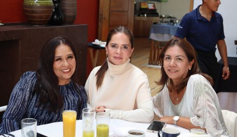  Roxana Salazar, Mirthala Rodríguez y Maru.