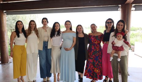  Michell Cano con sus amigas.