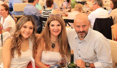  Larisa Martínez,  Larisa Hernández y Mauricio Trujillo.