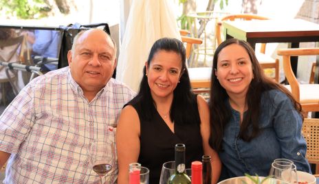  José Guillermo Sánchez, Lourdes Veliz y Lourdes Castro.