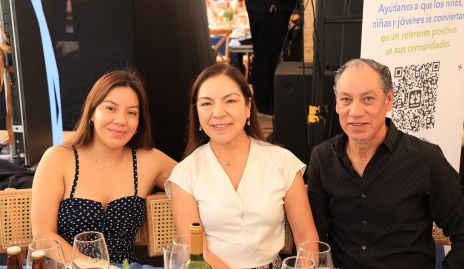   Damaris Garrigós, Diana Portales y David Garrigós.