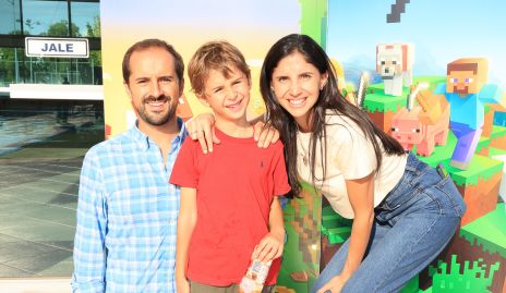  Guillermo Romo y Alejandra Torres con su hijo Memo.