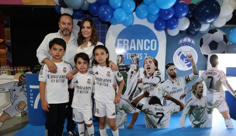  Ale Díaz de León y Juan Carlos Conde con sus hijos Juanqui, Franco y Alita.