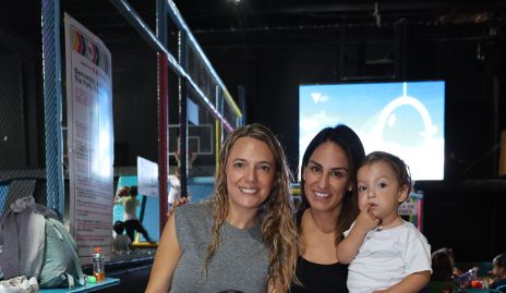  Priscila González y Gloria Leal con Emma, Tomás, Roberta y Lorenzo.