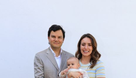  Raúl Torres y Mari Ceci Herrera con su ahijado Pablo Dauajare.
