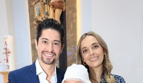  Rodrigo Dauajare y Renata González con su ahijado Pablo.