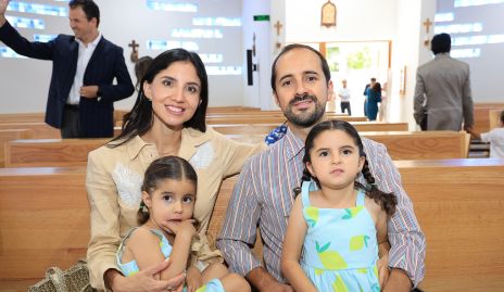  Ale Torres y Guillermo Romo con sus hijas Paula y Nerea Romo.