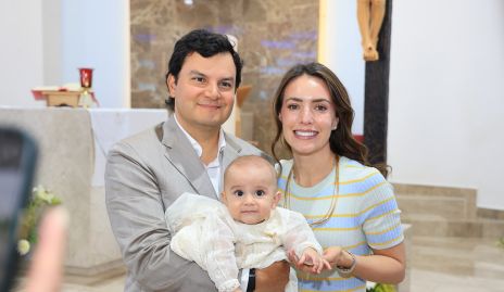 Raúl Torres y Mari Ceci Herrera con su ahijado Pablo.