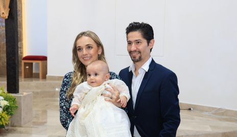  Renata González y Rodrigo Dauajare con su ahijado Pablo.