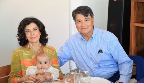  Adriana Díaz de León y Jesús Torres con su nieto Pablo.