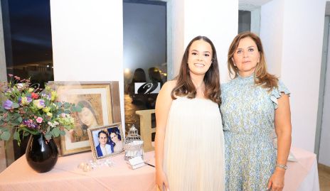  Regina Carrillo y Lorena Robles.