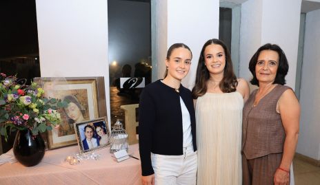  Begoña Carillo, Regina Carrillo y Gabriela Valderde.