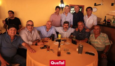  Ricardo Espinosa festejando su cumple con sus primos y amigos.