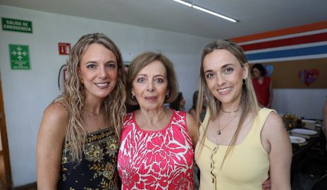 Rossana Benavente con sus hijas Priscila y Renata.