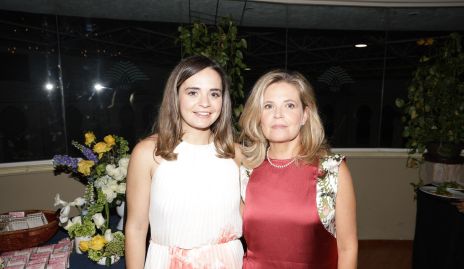  Gabriela Martins con su mamá Eva Anaya .