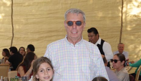  Patricio Jourdain con sus nietos Macarena Nieto, Doménica Leos y Lorenza Nieto.