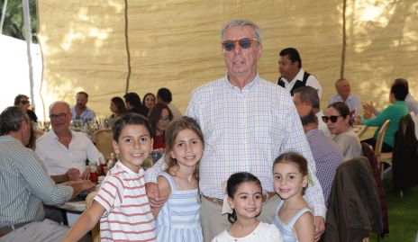  Patricio Jourdain con sus nietos Santiago Nieto, Macarena Nieto, Doménica Leos y Lorenza Nieto.