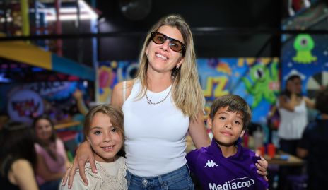   Sofía Múzquiz  con sus hijos Carlota y Sebastián Rosillo.